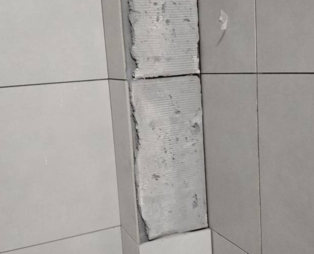 陈仓瓷砖空鼓维修公司分享下瓷砖施工前基层浇水润湿程度不足，可能导致以下问题